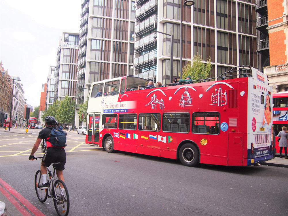 ロンドン市内二階建てバス