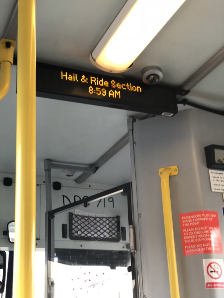 バス車内の「Hail & Ride Section」の表示