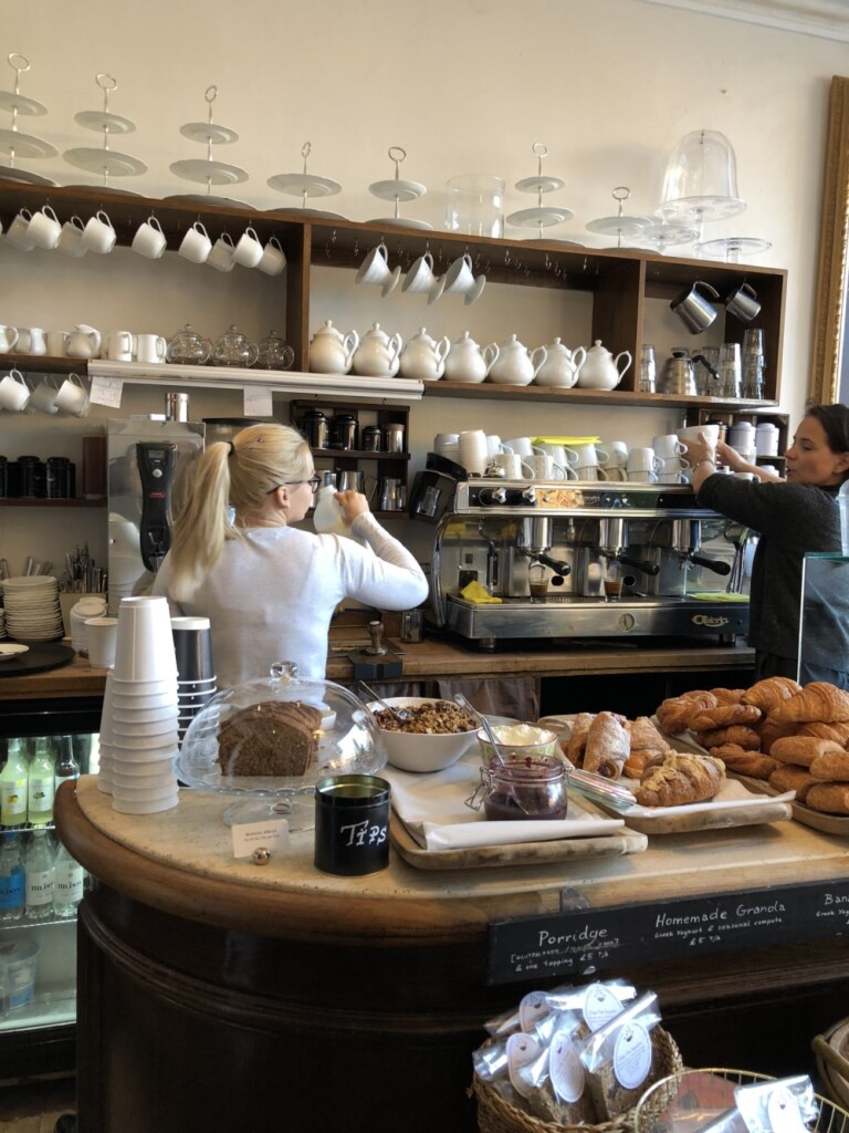 カウンターの向こうに店員さんが