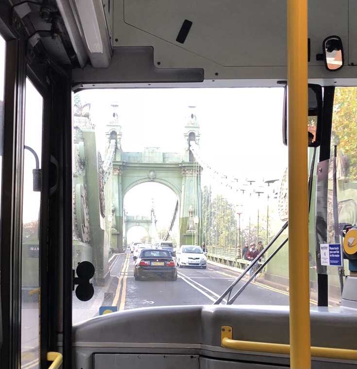 「ハマースミス橋」を渡るバス