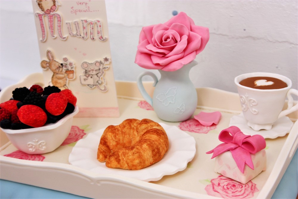母の日がテーマのシュガーベースト作品（ベッドで待つお母さんに運ぶ朝食セット）
