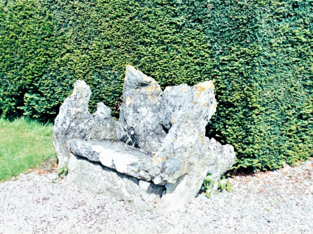 古い石のベンチ