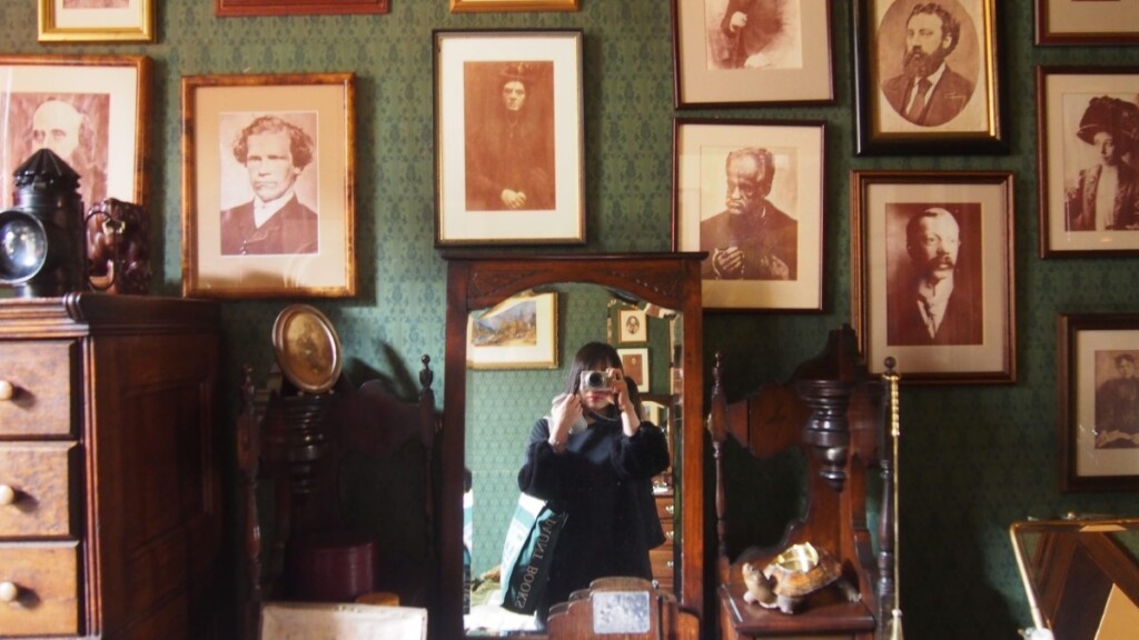 シャーロック・ホームズの寝室に飾られてシリアルキラーの写真