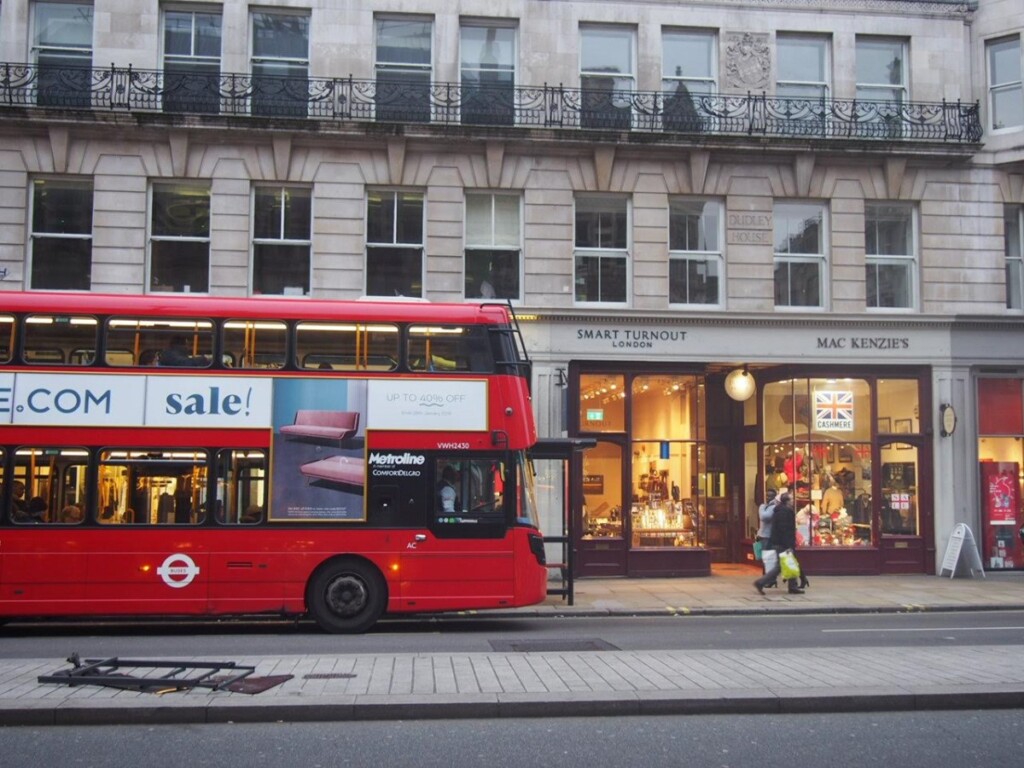 ロンドンのバスのある、現在の街並み