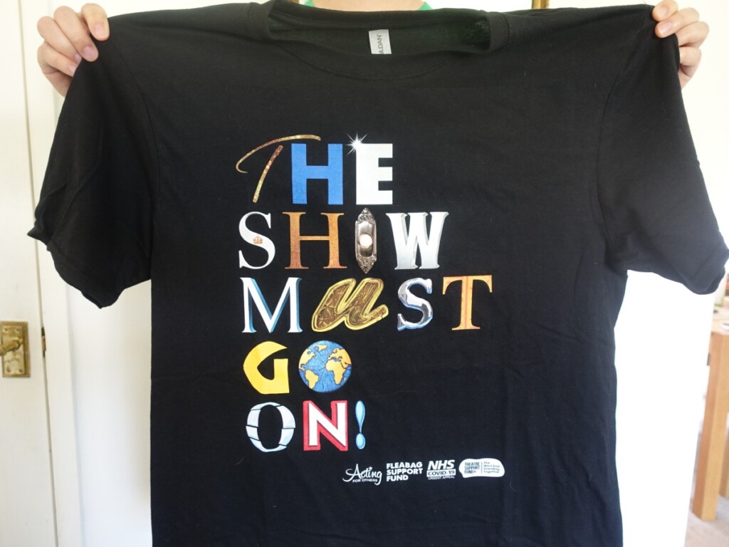 『The Show Must Go On』のTシャツ