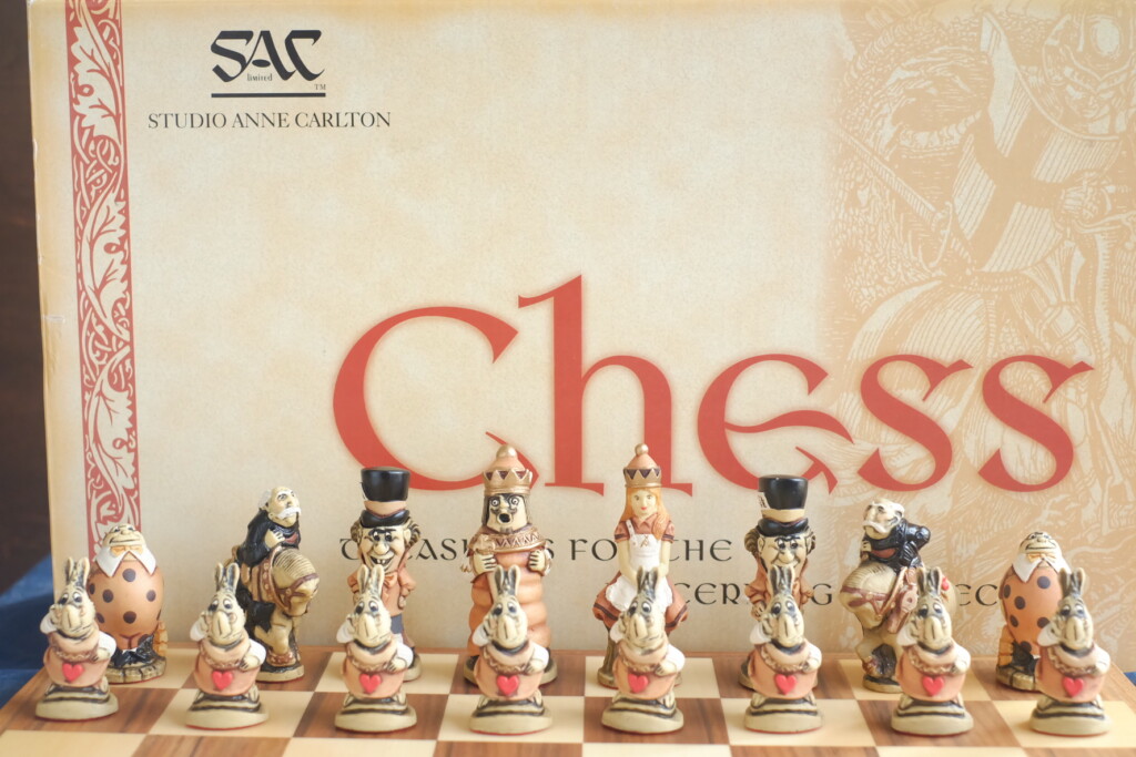 不思議の国のアリスのチェスの駒セット