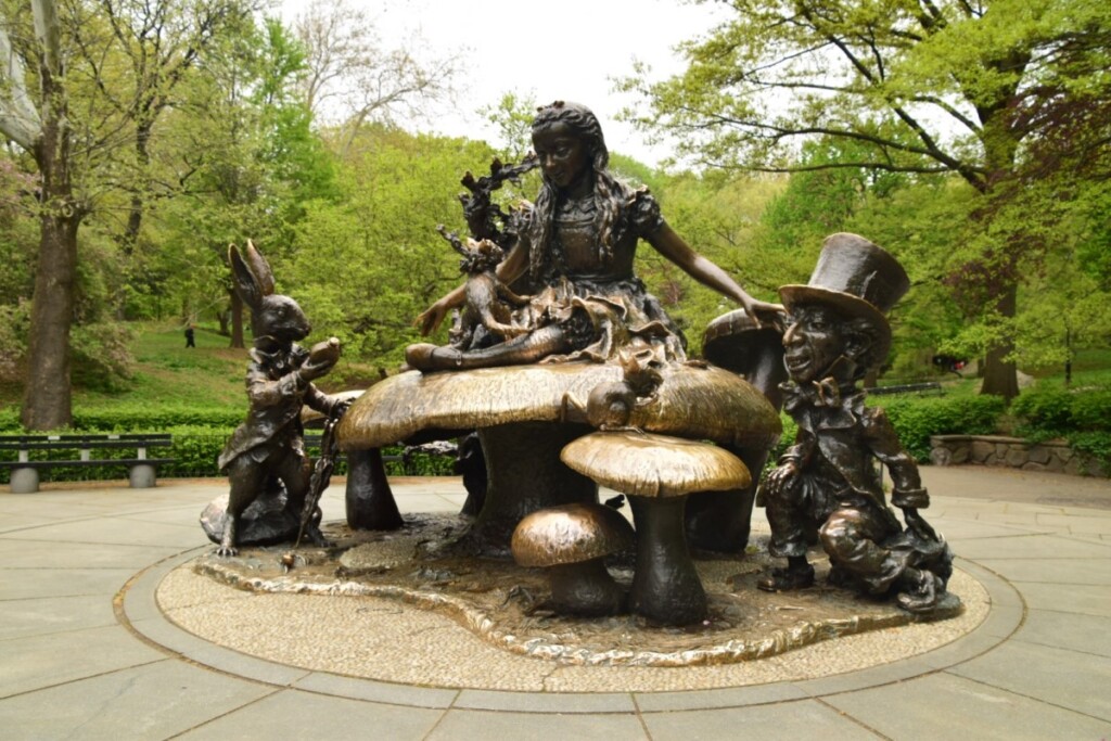 ニューヨークのセントラルパーク内にある不思議の国のアリス像