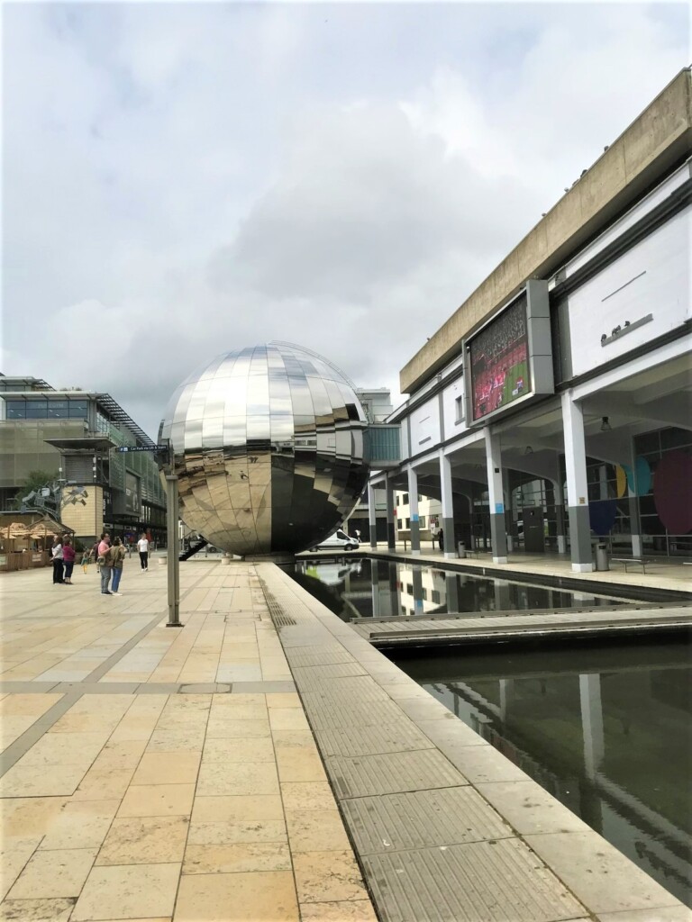 Big Screen Bristolの球体