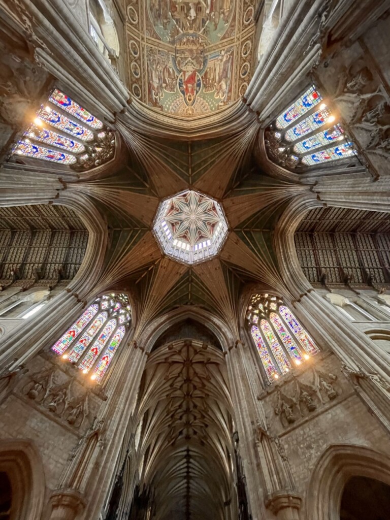 イーリー大聖堂の内部で見上げた天井