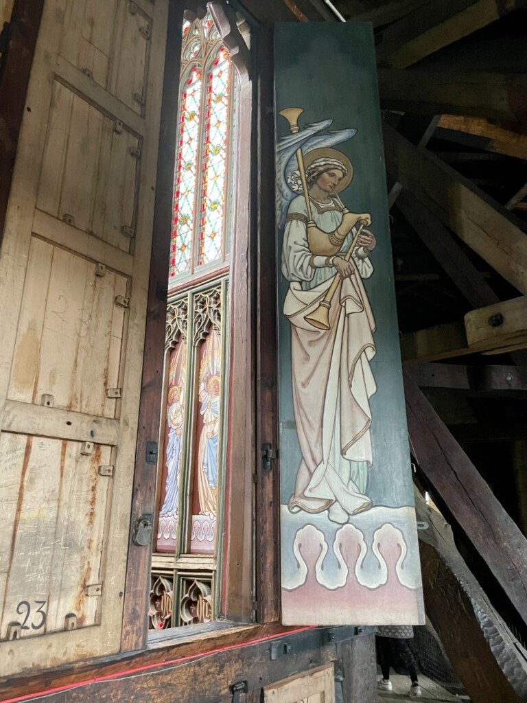 天使の絵が描かれている扉と14世紀から残っている木の柱