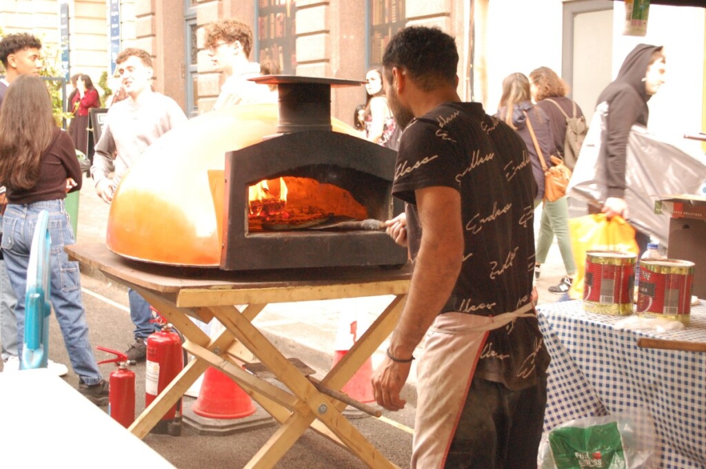 持ち込んだピザ焼き窯でピザを焼く屋台