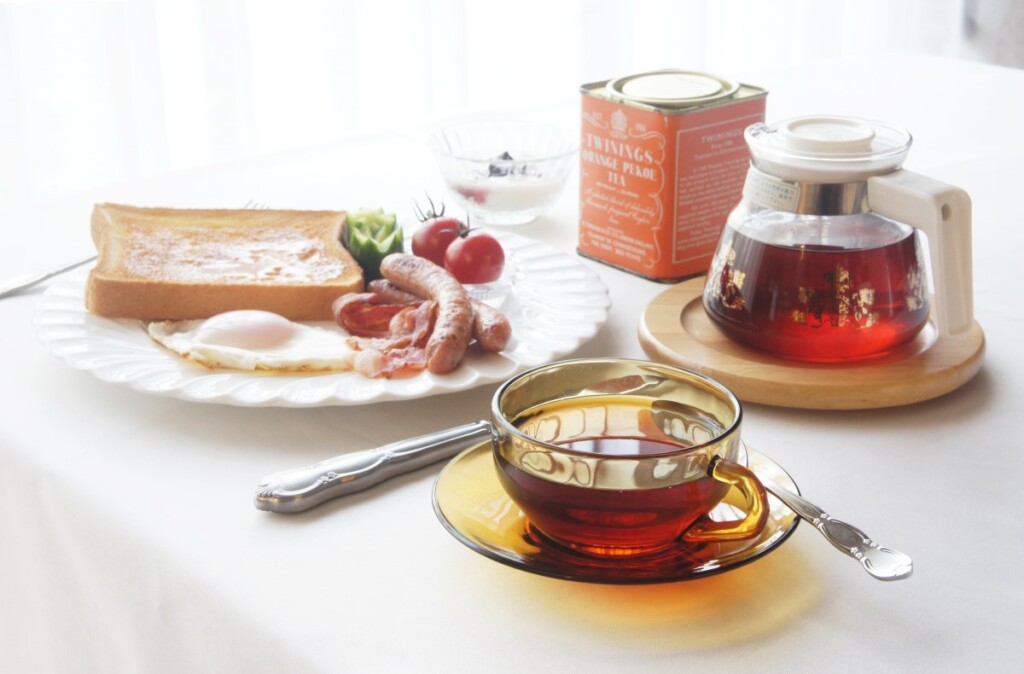 紅茶とイングリッシュブレックファーストスタイルの朝食