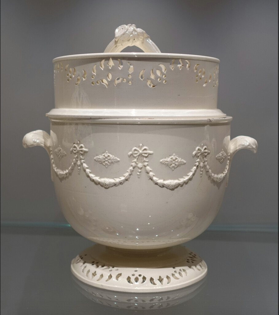 クリームに似た色の初期のウェッジウッド陶器