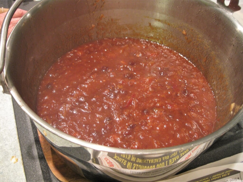 鍋で煮込んみチャツネ作り