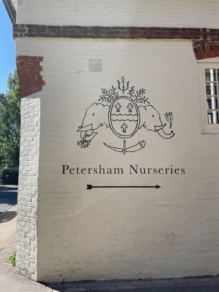 ピーターシャム・ナーサリーズ壁に描かれた看板