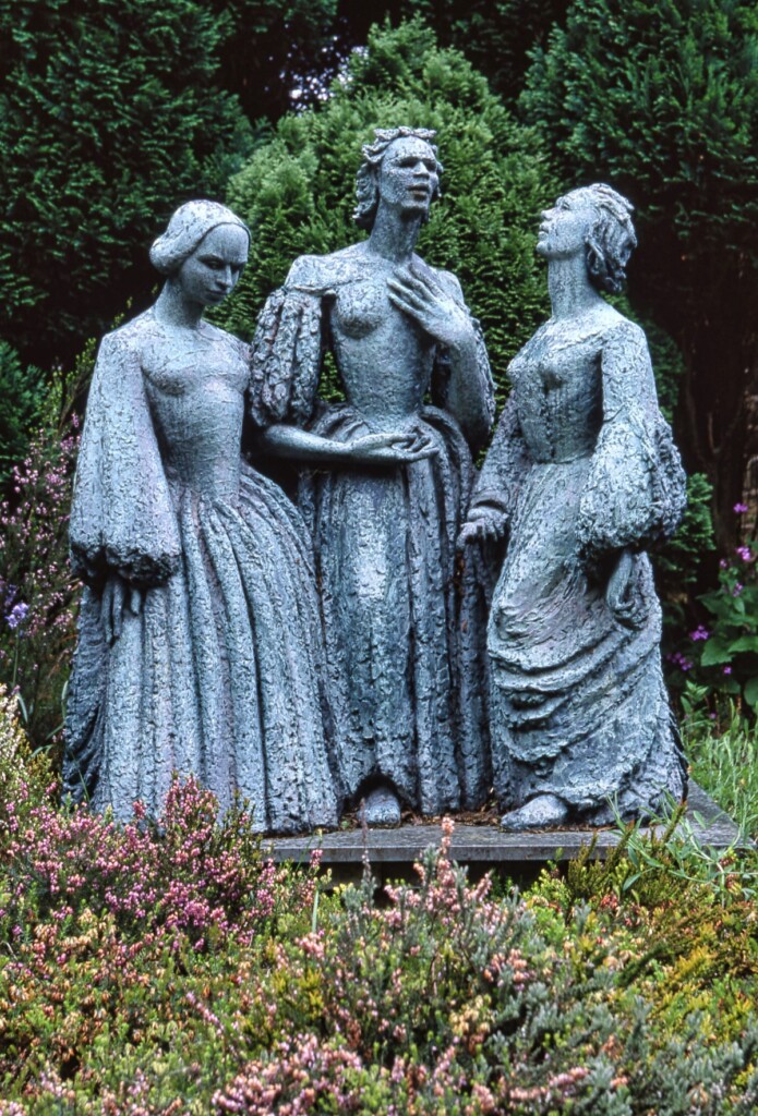 アン、エミリー、シャーロット3姉妹の銅像
