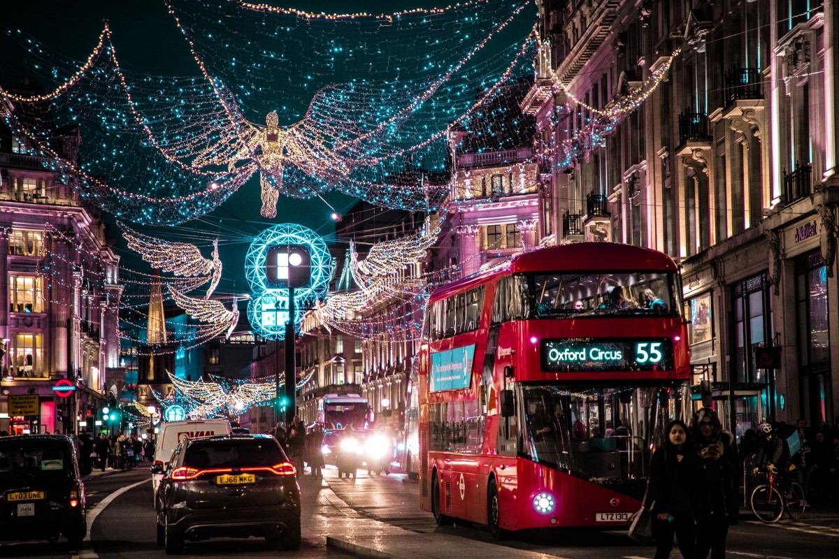 クリスマスライトがきらめく12月のイギリス