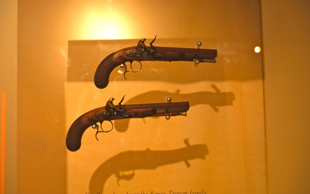 ミュージアム内に飾られている銃