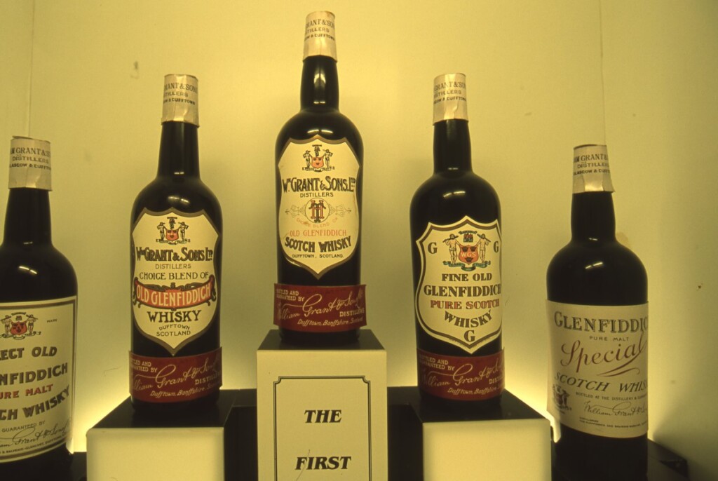 醸造所内に展示された、初期のころのグレンフィディックウイスキー