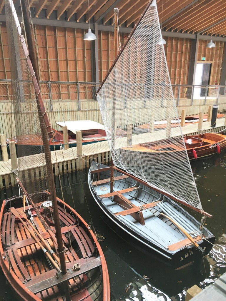 「ウィンダミア蒸気船博物館」に展示された映画の小道具「ツバメ号」と「アマゾン号」