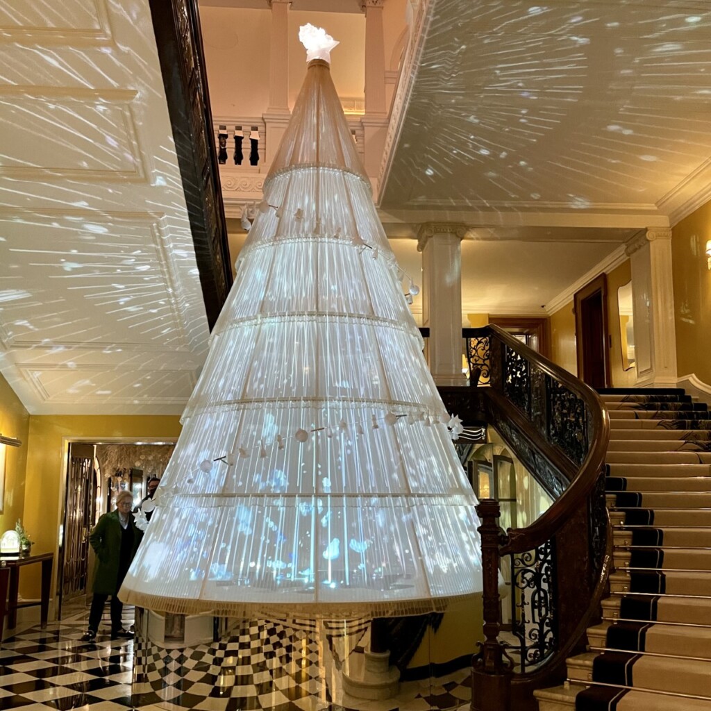 クラリッジズホテル内に飾られた白いクリスマスツリー