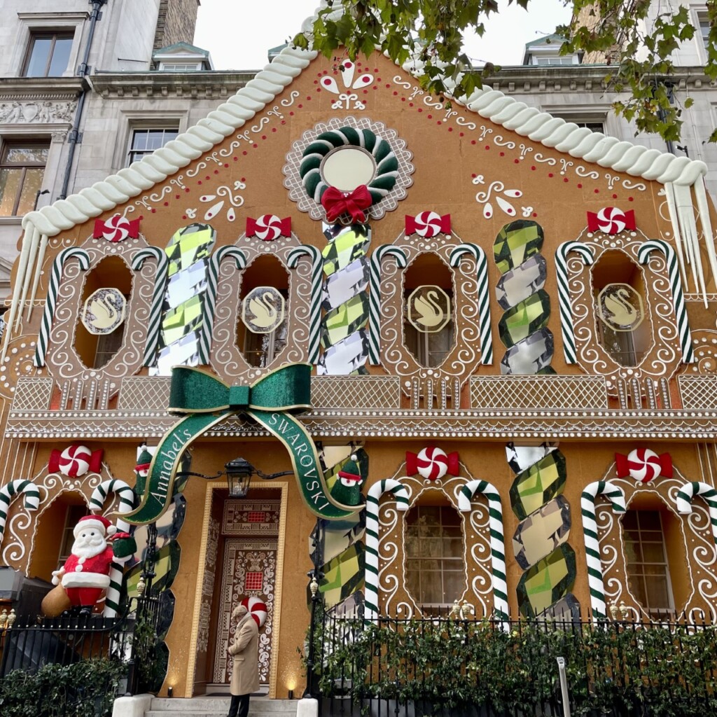 クリスマスの装飾が施されたアナベルズの建物