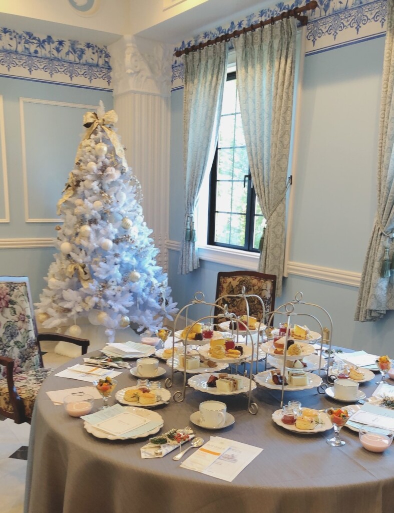 白いクリスマスツリーの飾られた部屋でのアフタヌーンティー