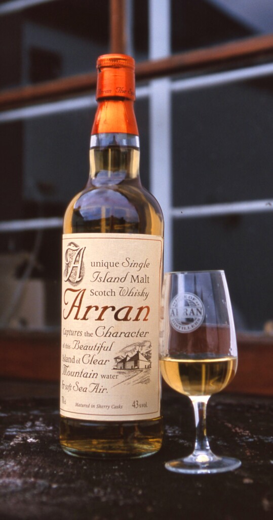 アランウイスキーと、アランの名前が刻まれたウイスキーグラス