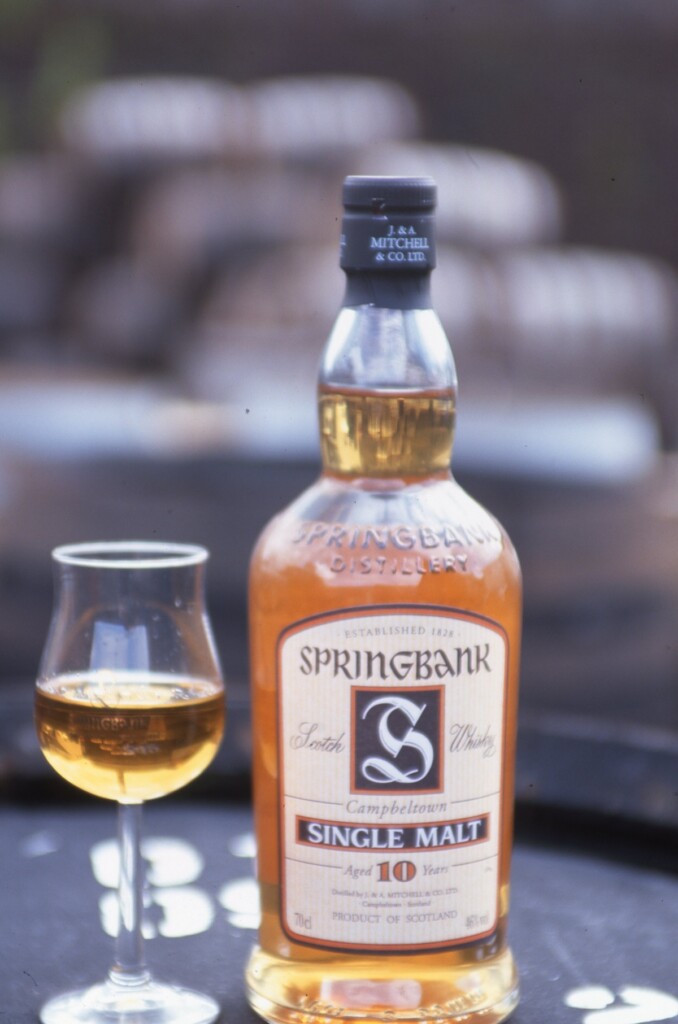 スプリングバレー10年のボトルと、蒸留所名が刻まれたグラス