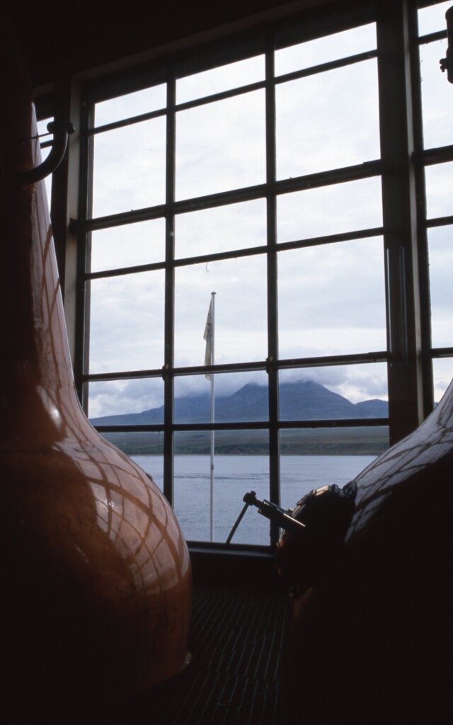スチルハウスの窓から眺める海峡