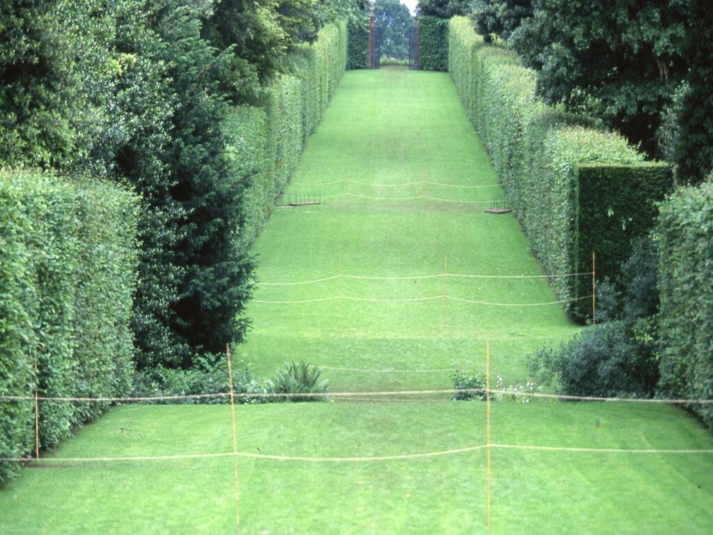 長さ150メートルの緑の芝生の廊下が続くロングウォーク