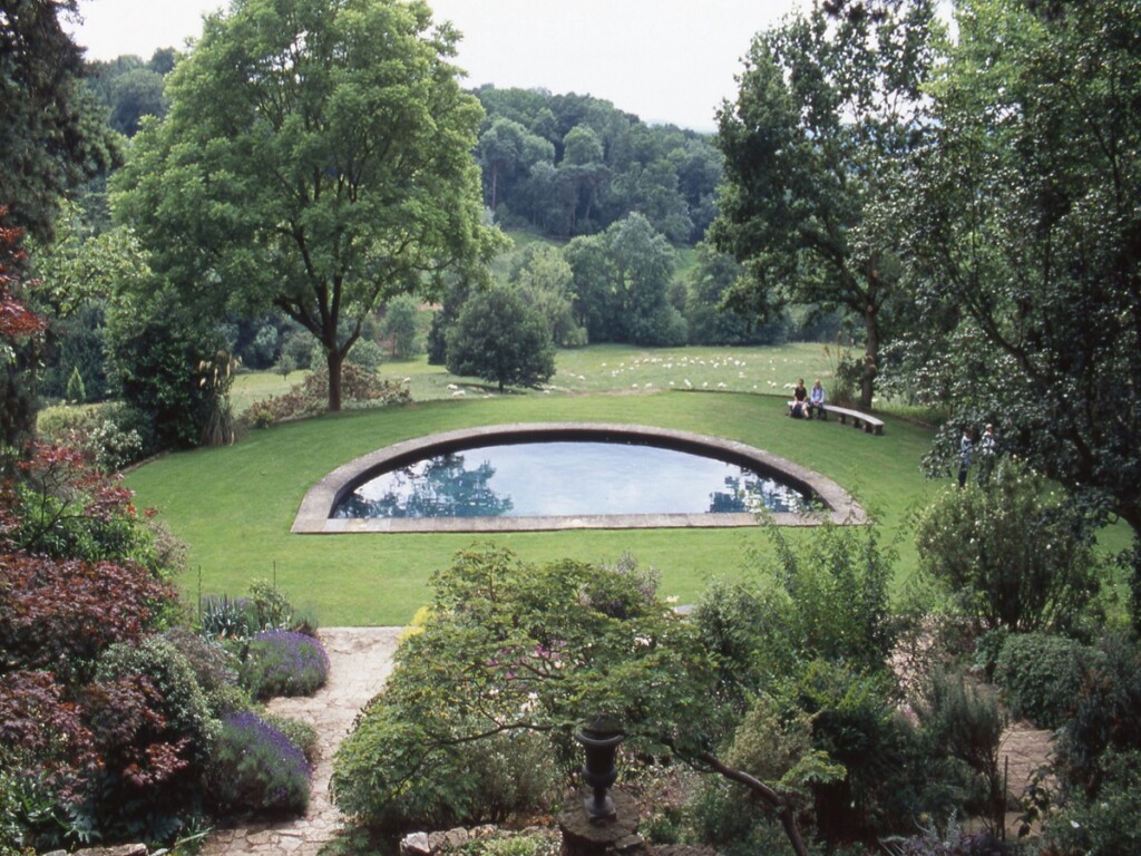 半円形の庭園内のプール