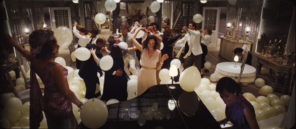 映画ナイル殺人事件のシーン、船内で開かれる結婚披露パーティ