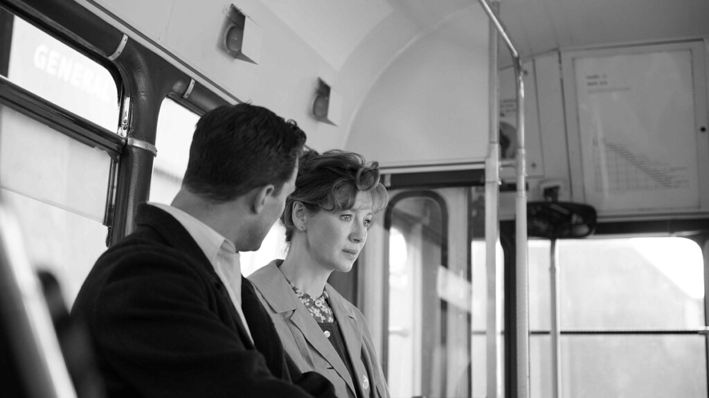 バスの中で話し込む父親と母親