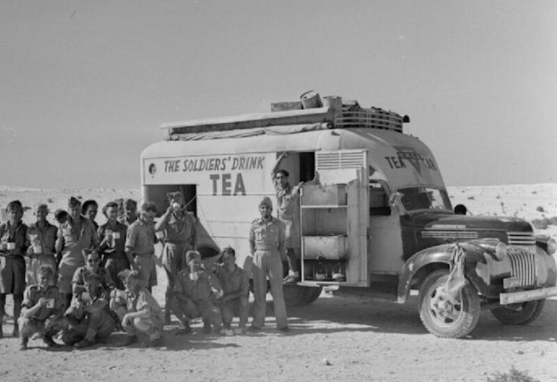 戦時中のお茶を提供するキッチンカーと、お茶を飲む兵士たち