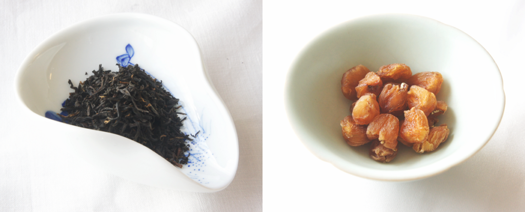 お皿に入った正山小種と呼ばれた桐木の紅茶の葉