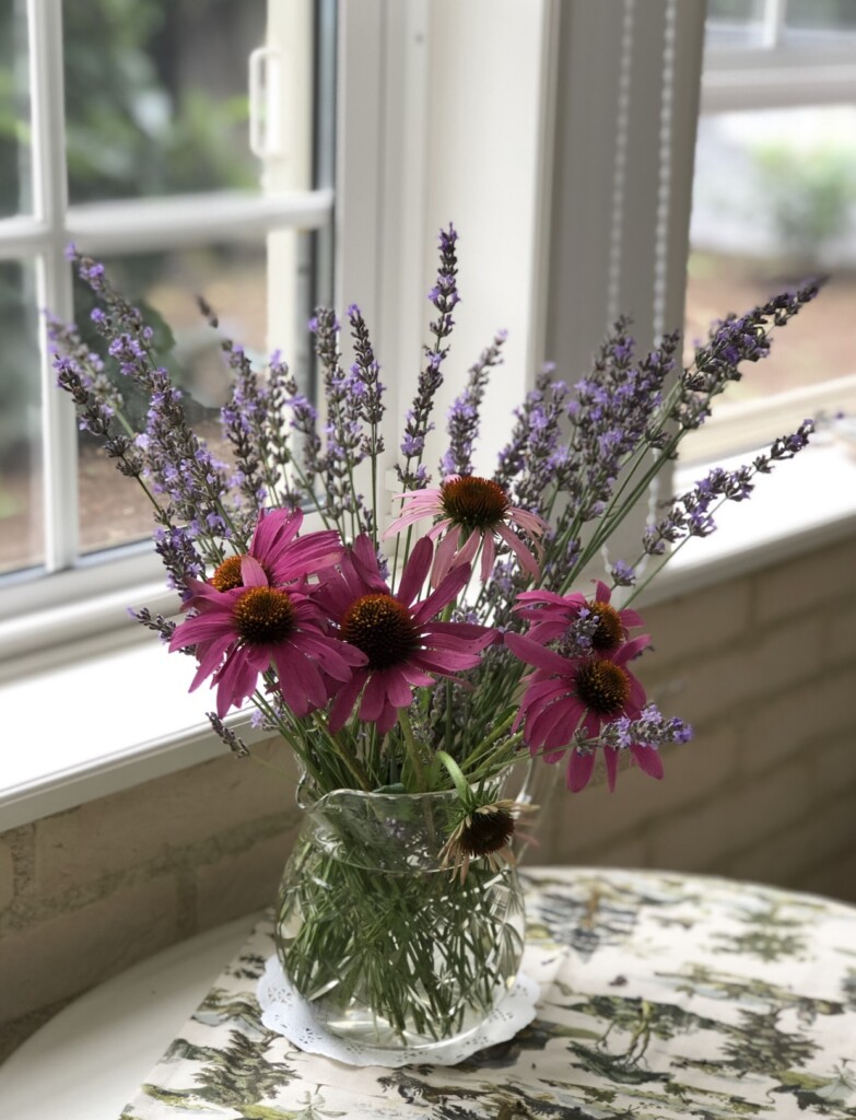 窓際の花瓶に活けた庭から積んできた草花
