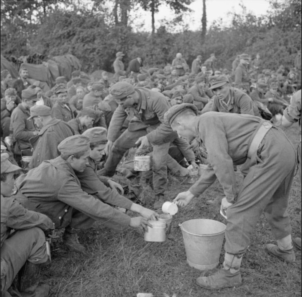 多くの捕虜たちにお茶を配るイギリス兵士