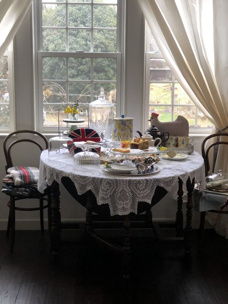 イギリスのマナーハウスの一室のような部屋、テーブルに並べられたお菓子