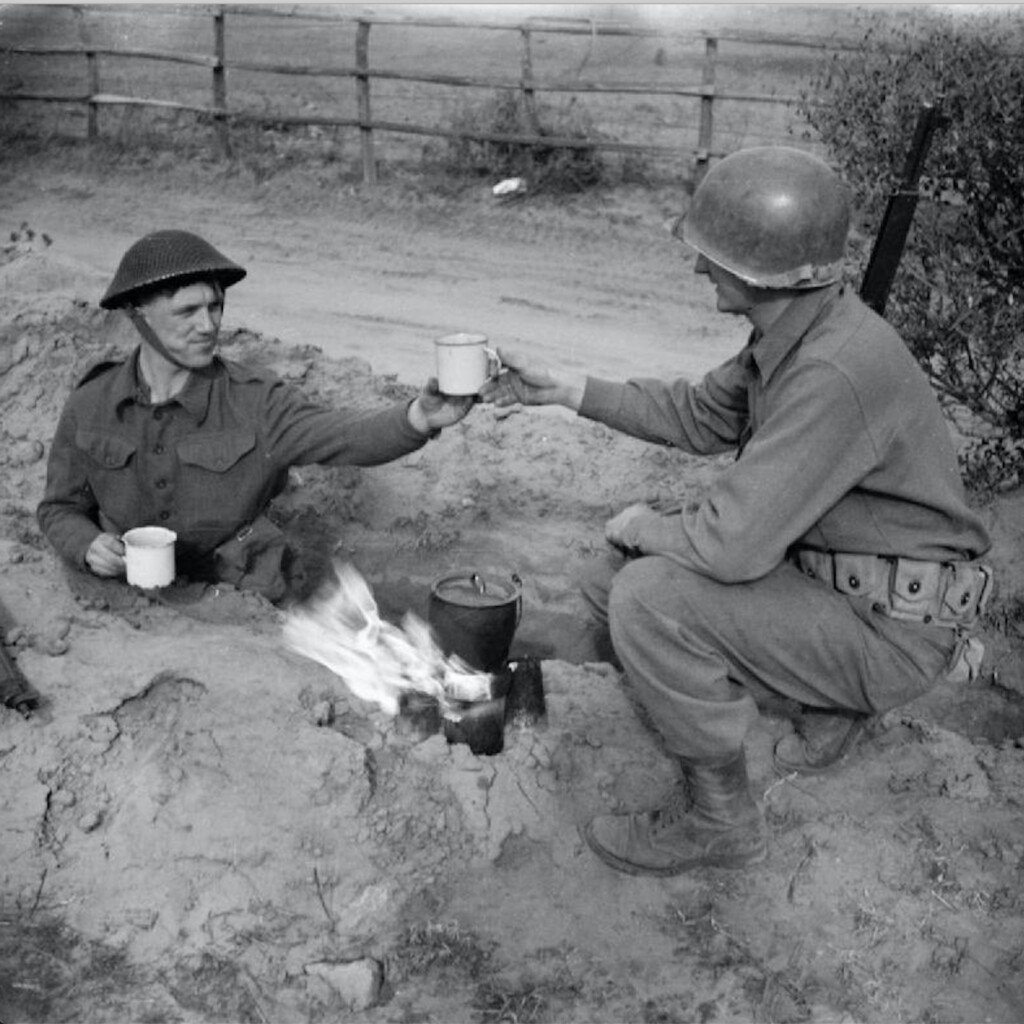 イギリス兵とアメリカ兵が一緒にお茶を飲んでいるところ