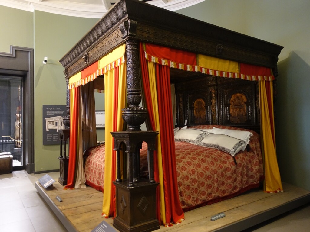 博物館に展示されているウェアの巨大ベッド