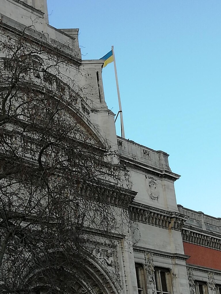 ウクライナの旗が掲げられた現在のV&A