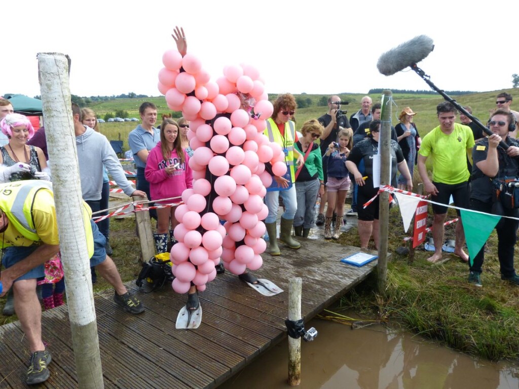 「泥沼シュノーケルレース祭り」に体いっぱい風船をつけた仮装での参加者