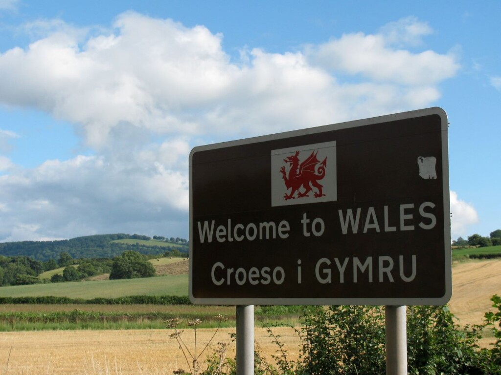 Welcome to Wales とCroeso i Gymruの2言語で表示された標識