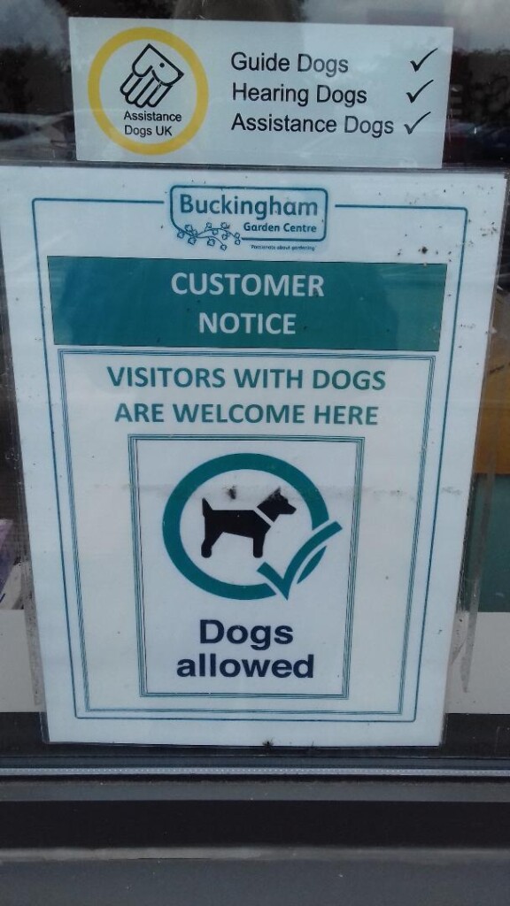 カフェに貼られた犬も歓迎のサイン