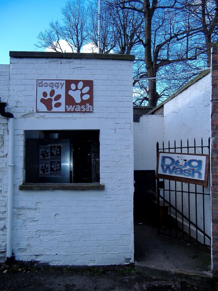 ドッグウォッシュのサインが掲げられた、人間にとっての公衆トイレのような建物