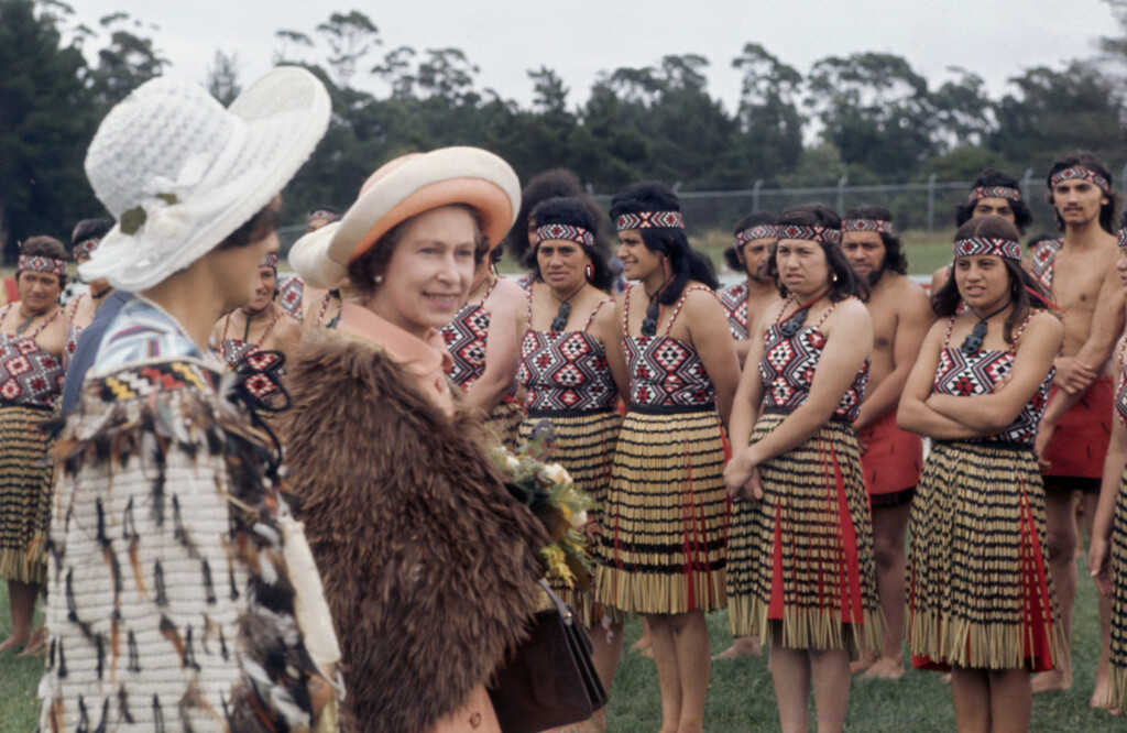 1970年ころニュージーランド訪問時、マオリ族の衣装を身に着けた人々に迎えられるエリザベス2世