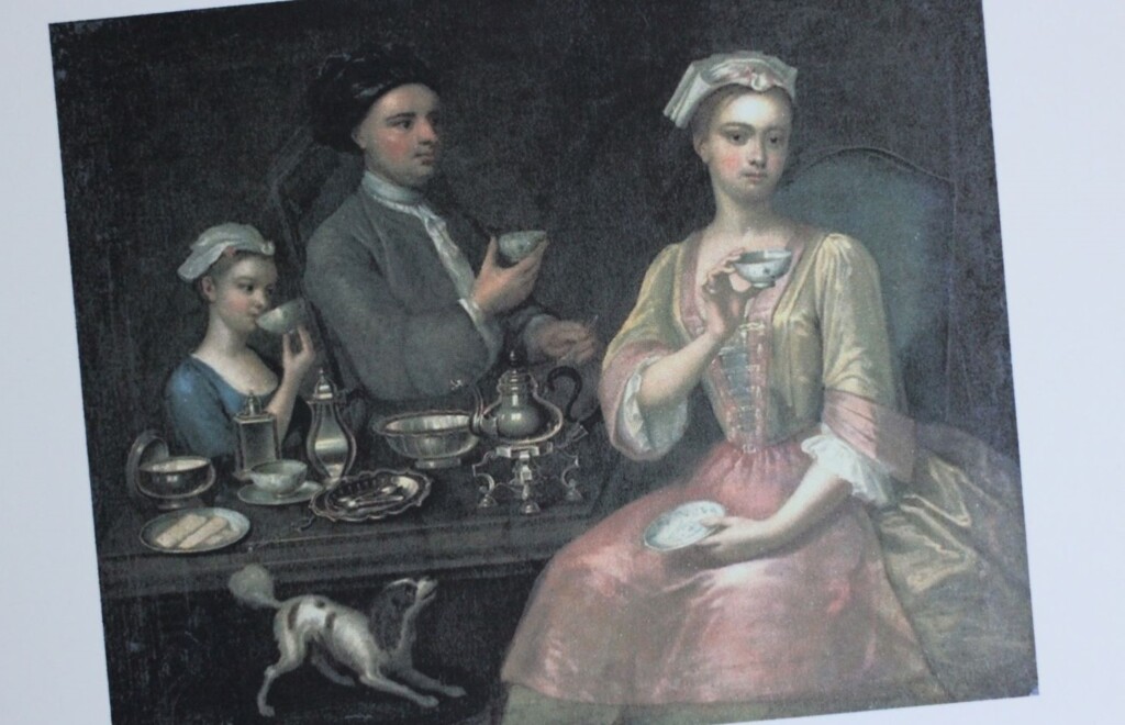 1600年代当時、お茶を飲む貴族家族の絵