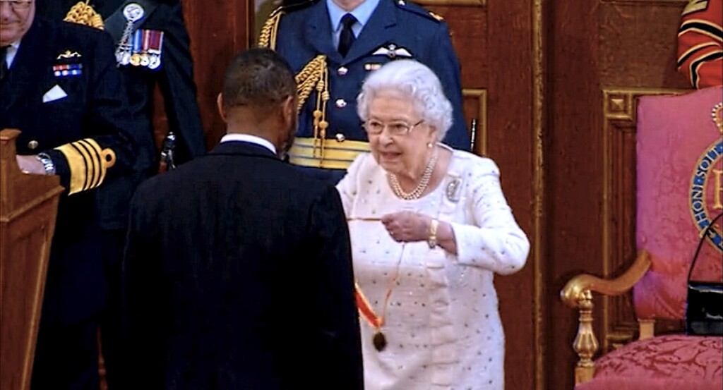 勲章を授与する女王