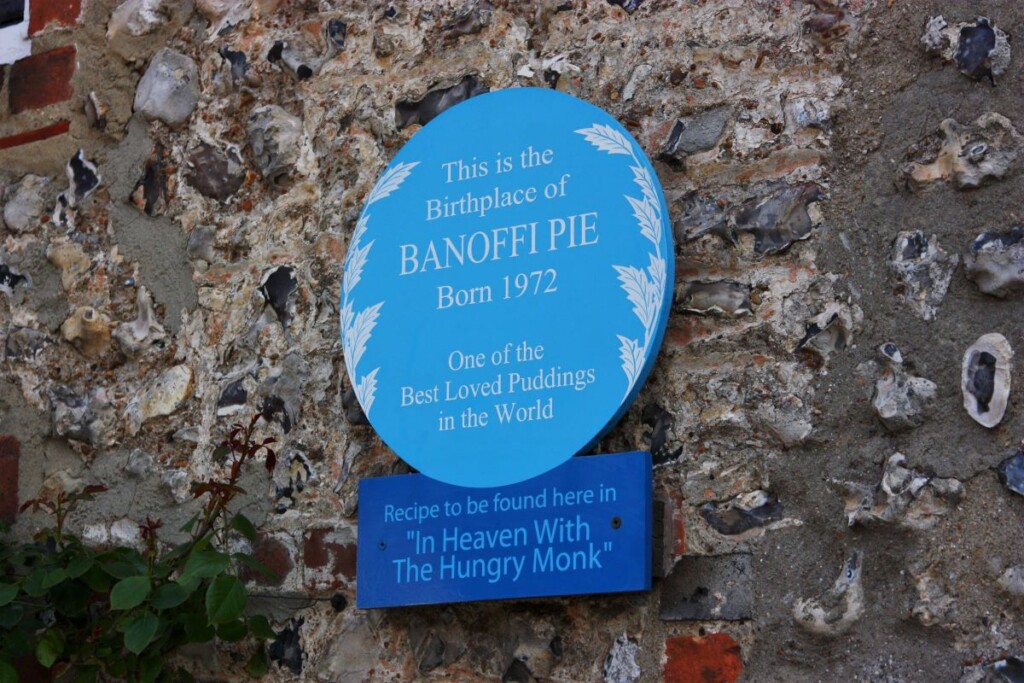 店の壁にかけられた1972年バノフィーパイ発祥の場所と書かれたブルーのブラーク